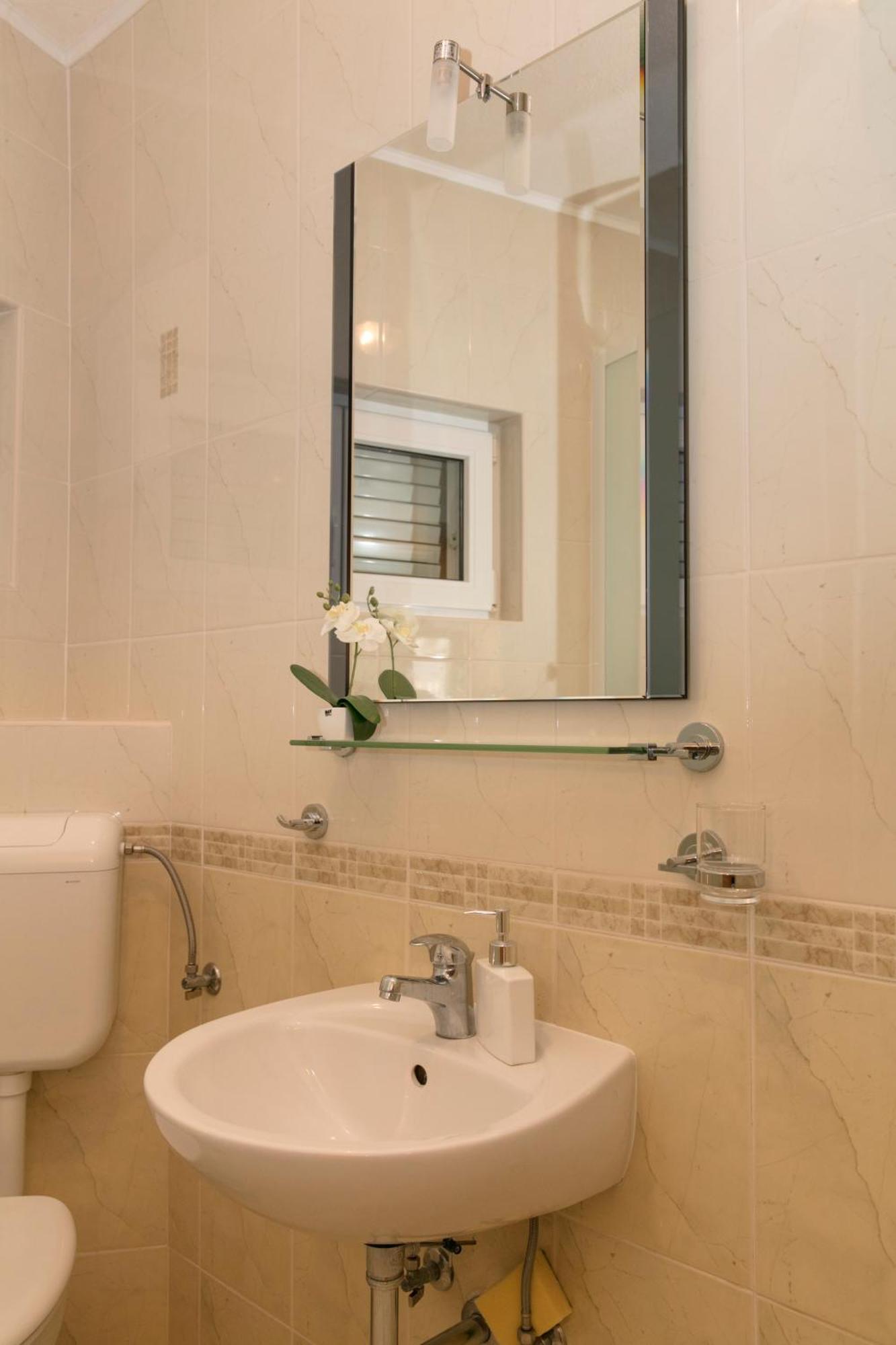 Apartmani Darinka Baska Voda Luaran gambar